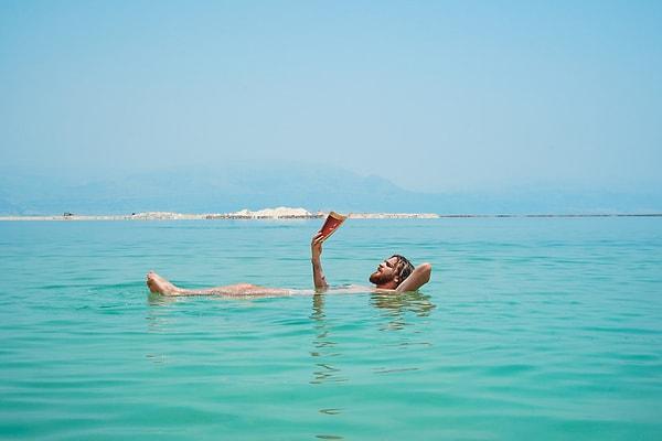 NASA Dünya Gözlemevi'nin bildirdiğine göre, aşırı tuzluluk Ölü Deniz'e "kumla karışık zeytinyağı hissi" veriyor ve bu da göle giren herkesin kolaylıkla yüzebileceği anlamına geliyor.