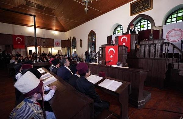 MEB Bakanı Yusuf Tekin konuşmasında, Türkiye Cumhuriyeti'nin kuruluş sürecini ve Birinci Meclis binasının tarihini anlatarak, çocuklara tarihi bilgi ve değerler aktardı.