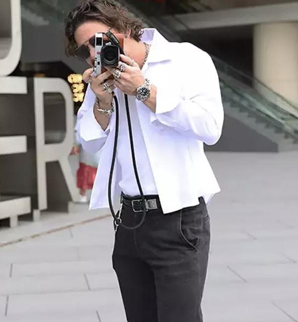 Muhabirleri gören Taro Emir, "Ben de sizi çekiyorum arkadaşlar" diyerek şakalaştı ve kamerasıyla muhabirleri çekti.
