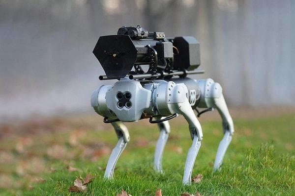 Throwflame, alev püskürtebilen bu robot köpek Thermonator'ın bir saat dayanabilen bir bataryaya sahip olduğunu açıkladı.