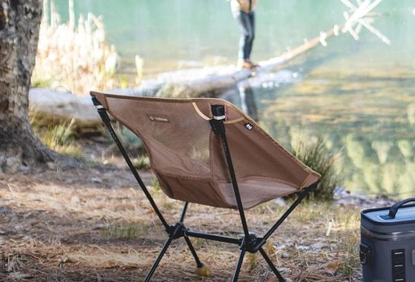13. Helinox Chair One Outdoor Kamp Sandalyesi, konforu ve çok yönlülüğü ile adından sıkça söz ettiriyor.