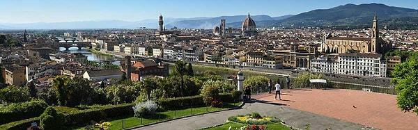 Floransa'nın ünlü meydanı Piazza Michelangelo'yu ziyaret edebilirsiniz.