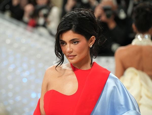 Kylie Jenner, one of the most prominent figures in the Kardashian-Jenner family, is someone we are accustomed to hearing about not only for her love life but also for her brand, luxurious lifestyle, and social media presence.