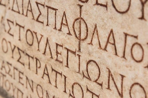 Romeikanın kökeninin Helence kadar dayandığı söyleniyor. Öyle ki Romeikanın "Sokrates ve Platon'un diline en yakın" dil olarak anılıyor.