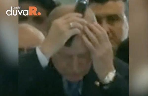 Ekibiyle birlikte AYM binasına giren Erdoğan, bir görevlinin verdiği tarakla saçlarını taradı.