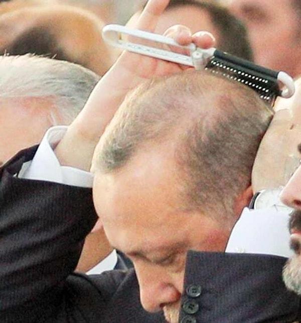 Yazıda Erdoğan'ın gençlik yıllarından beri vazgeçemediği aksesuarlardan birinin tarak olduğu iddia edildi. 'Hürrem Elmasçı', tarak taşımanın bir beyefendilik sembolü olduğunu belirterek şunları aktardı: 👇