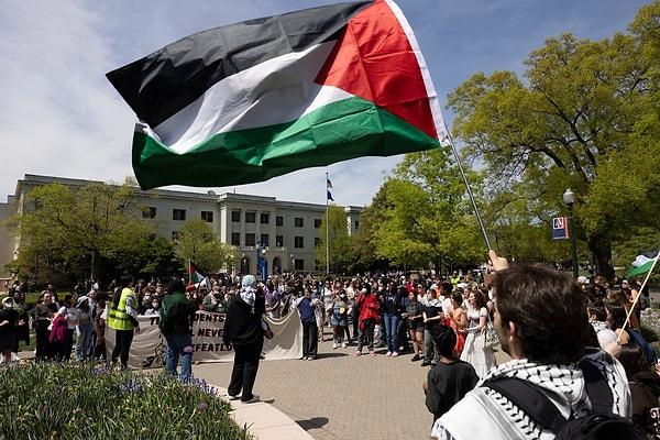 Yüzlerce Amerikan Üniversitesi öğrencisi, Gazze'deki savaşa karşı protestolar ülke genelindeki kampüslere yayılıp yoğunlaşırken, yönetimin İsrail'den elini çekmesini talep etmek üzere Salı günü başkanlık binasına yürüdü.