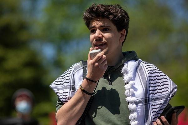 Üniversitenin Yahudi kampüs organizasyonu, kararı “nefret dolu söylemi normalleştirdiği” gerekçesiyle eleştirdi.