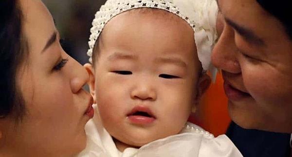 Şimdi ise görüşülen konu şu: ülkede doğan her bebek için ebeveynlere 100 milyon won (yaklaşık 2,40 milyon TL) nakit ödeme yapılması planlanıyor.