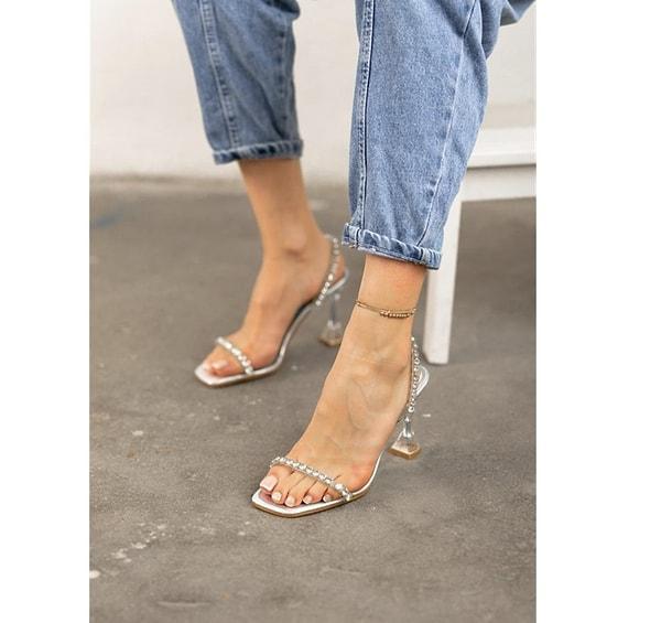 Gümüş Renkli Taşlı Kadın Topuklu Ayakkabı modeli, sade ve minimalist kombinlerin altında sizi parlatmak için tasarlanmış bir ayakkabı!