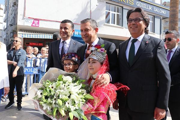 CHP lideri Özgür Özel, partisinin Denizli il başkanlığını ziyareti sırasından ilginç anlar yaşandı.
