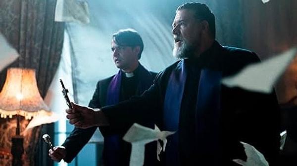 Variety'nin aktardığına göre ünlü oyuncu Russell Crowe, geçen yıl da şeytan çıkarma temalı Şeytanın Düşmanı (The Pope's Exorcist) filminde rol almıştı. Crowe filmde Vatikan'ın baş şeytan kovucusu olarak görev yapan rahip Gabriele Amorth'u canlandırmıştı.