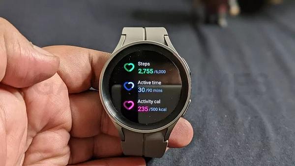 Sağlık gibi diğer pek çok alanda Apple Watch serisinden daha üstün bir performans göstereceği düşünülen yeni Galaxy Watch 7, 10 Temmuz tarihinde düzenlenecek Galaxy Unpacked etkinliği ile birlikte resmen satışa sunulacak.