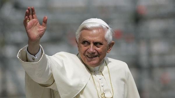 John Paul II'nin halefi olan Papa Benedict XVI (Joseph Ratzinger), Vatikan'daki Aziz Petrus Meydanı'ndaki bir ayin sırasında Roma Katolik Kilisesi'nin yeni lideri olarak resmen görevini üstlendi.