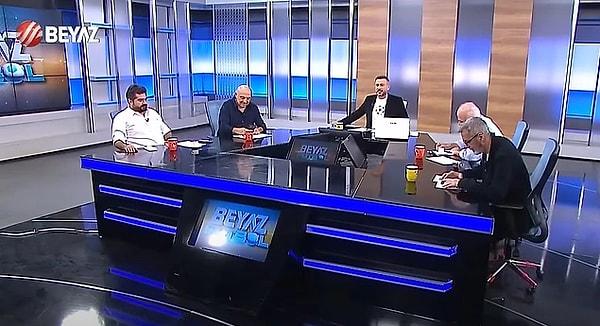 Beyaz TV ekranlarının sevilen programı Beyaz Futbol'a bir veda da Ahmet Çakar'dan geldi. Çakar, yorumculardan Rasim Ozan Kütahyalı'yı sevmediğini belirterek önümüzdeki sezon programda yer almayacağını duyurdu.