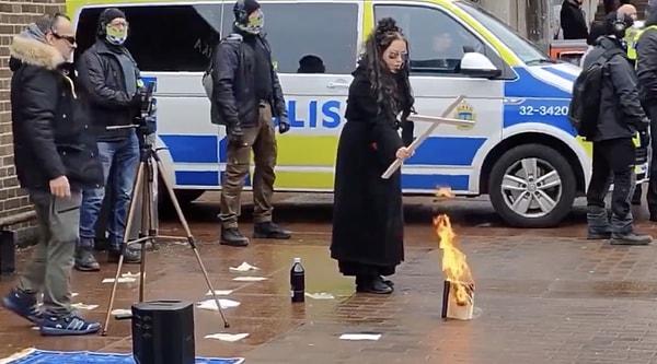 İsveç'in başkenti Stockholm'de bir kadın, polis koruması eşliğinde Kur'an-ı Kerim yaktı.