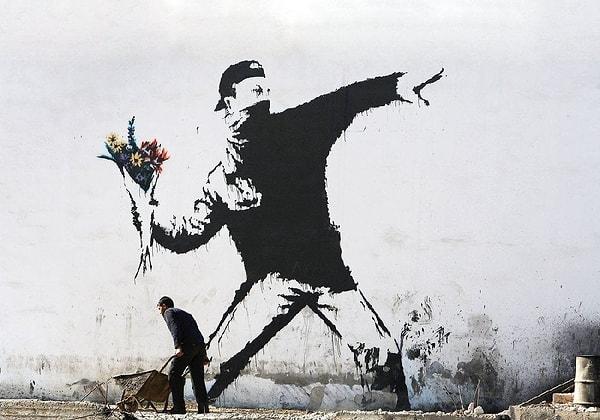 14. Banksy'nin Havada Aşk Var olarak da bilinen "Çikek Fırlatan Protestocu" adlı duvar resmi.