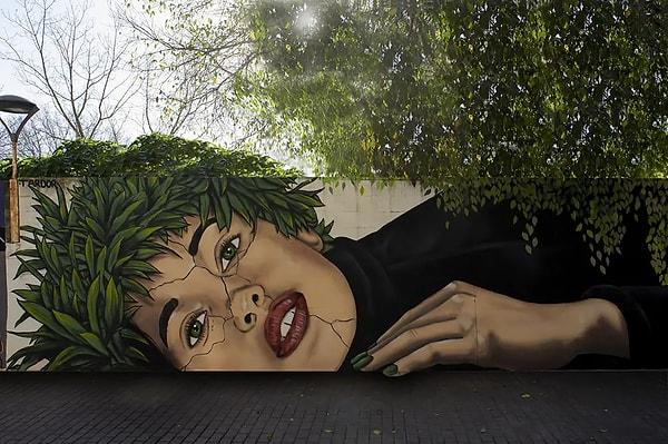15. "Sokakta resim yapmak, kapıları açık bir müzede resim yapmak gibidir" - Tardor, genç bir grafiti sanatçısı.