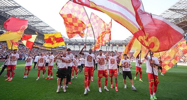 TFF 1. Lig'de mücadele eden Göztepe, bugün evinde konuk ettiği Gençlerbirliği'ni 2-0 mağlup ederek Süper Lig'e yükselmeyi garantiledi.
