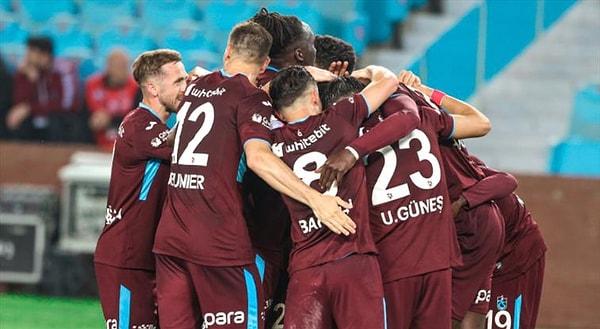 Mücadelenin ilk yarısı Gaziantep FK'nın 2-0'lık üstünlüğü ile noktalandı. Abdullah Avcı'nın öğrencileri, ikinci yarıda ise müthiş bir geri dönüşe imza attı.