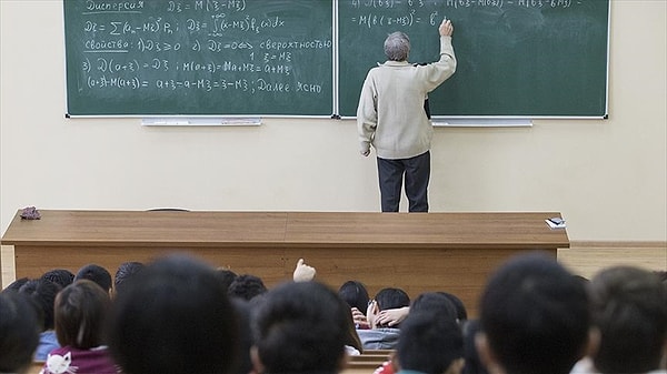 Türkiye'de normal şartlarda devlet, özel ve vakıf fark etmeksizin akademisyen maaşlarının eşit olması gerekiyor. Ancak işin yasal zorunluluk olmasına rağmen pek öyle olmadığı ortaya çıktı.