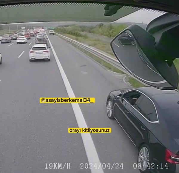 O anlar şoförün aracındaki kameradan kayda alınıyordu. Şoför çakarlı araca trafik sebebiyle yol vermek istemedi.