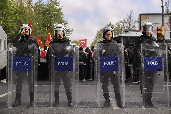 Ali Yerlikaya, şöyle devam etti: "Sosyal medyadan çağrı yapan terör örgütlerinin, 1 Mayıs Emek ve Dayanışma Günü kutlamalarını eylem ve propaganda sahası haline getirmelerine asla müsade etmeyeceğiz."