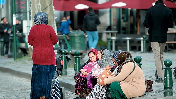 Kadın erkek çocuk fark etmeksizin; cadde, cami ve hastane gibi kalabalık yerlerin çevrelerini mesken tutan dilencilere Samsun Büyükşehir Belediyesi Zabıta ekipleri tarafından bugün yine operasyon yapıldı.