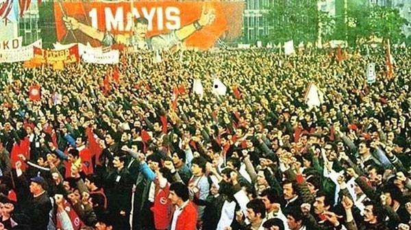 Özel, Taksim'in ve 1 Mayıs'ın sembolik önemi olduğunu vurgulayarak, 1 Mayıs kutlamalarının Taksim'de sorunsuz yapılması konusunda ana muhalefet partisi genel başkanı olarak kefil olduğunu, gerekirse CHP üyelerinin de 1 Mayıs günü görev yapabileceğini bildirdi.