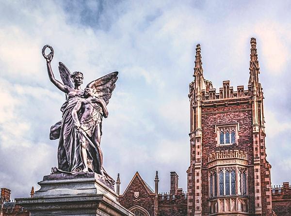 10. Belfast Kraliçe Üniversitesi İngilteredeki en eski on üniversite arasında yer almaktadır.