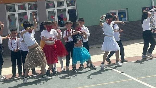 23 Nisan Ulusal Egemenlik ve Çocuk Bayramı'nda düzenlenen kutlama programında, "Hababam Sınıfı Sınıfta Kaldı" filmindeki sahneyi canlandırmak için 4 erkek öğrenci etek giyip, peçe takarak oynadı.