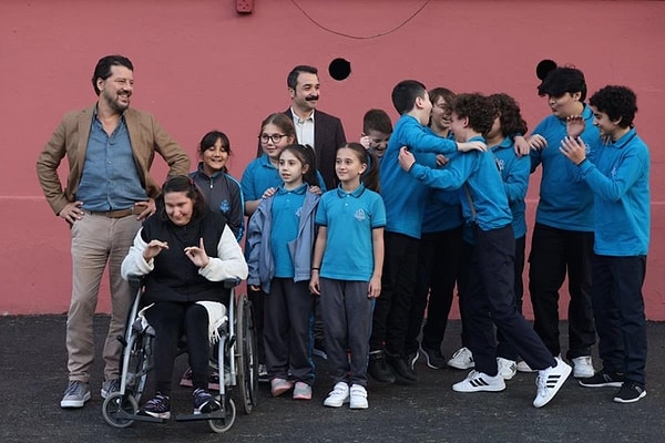 Yönetmen Sinan Biçici, küçük bir kasabada geçen bu filmde arkadaşlık, aile bağları, okuldaki sorunların çözümü, iyi bir öğretmenin önemi, dayanışma ve sevgi gibi şimdilerde unutulmaya yüz tutmuş pek çok konu üzerine önemli mesajlar verdi.