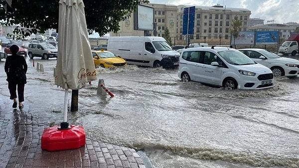 Yer yer kuvvetlenen yağışlar bazı şehirlerde sel ve su baskınlarına da neden oluyor.