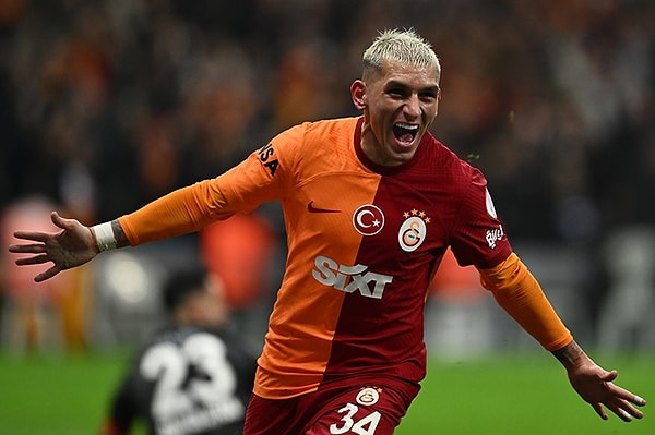 Muhabir Online'ın özel haberine göre; yıldız futbolcu Mertenes'le arkadaş olan Hadise'ye Lucas Torreira ile aşk iddiaları soruldu.