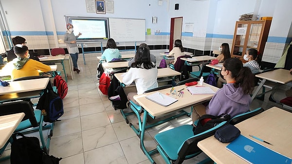 Dünyadaki örnekleri incelediklerini ve şu anda lisanstan sonra direkt öğretmenliğe atayan ülke kalmadığını ifade eden Bakan Tekin şunları söyledi: 👇