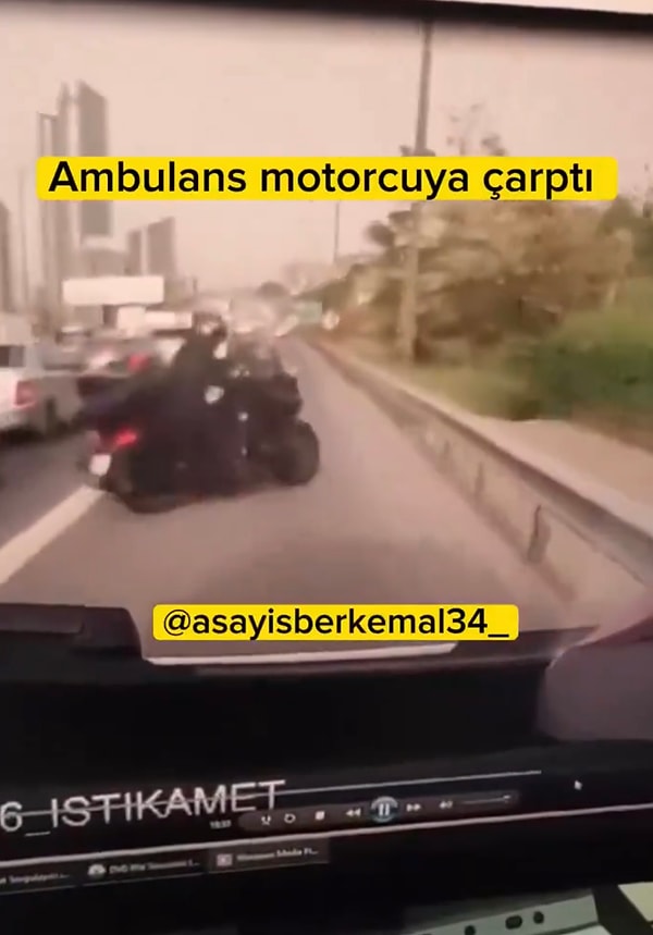 Ambulansın araç içi kamerasından kayda geçen anlarda bir motosiklet sürücüsünün emniyet şeridine geçmesi sonucu kaza yaşandı.