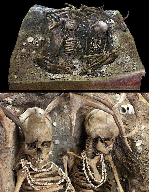 1. Téviec'te MÖ 6740-5680 yılları arasına tarihlenen ve şiddetli bir şekilde ölen iki kadının iskeletleri, boynuzlardan oluşan bir "çatı" altına gömülmüş ve deniz kabuklarından yapılmış kolyelerle süslenmiş olarak bulundu.