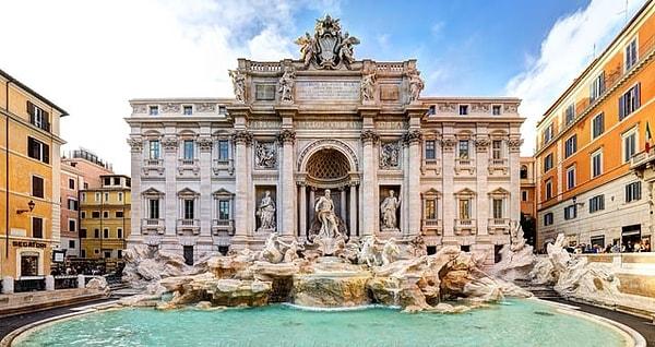 8. Fontana di Trevi , Nicola Salvi tarafından tasarlanmış ve Pietro Bracci tarafından 1762 yılında tamamlanmıştır. Roma'daki en büyük Barok çeşme olan bu yapı, 400 yılı aşkın bir süre antik Roma'ya su sağlayan su kemerlerinden biri olan Acqua Vergine'nin son noktasını işaret etmektedir