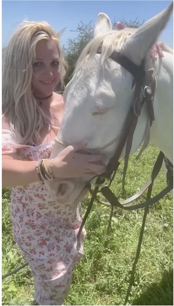 Britney Spears atlara sarıldı.