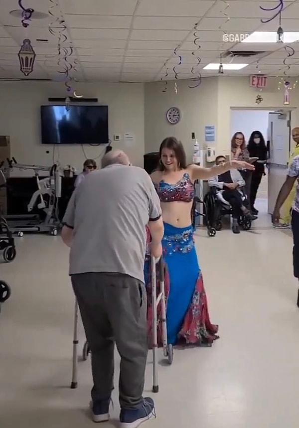 Doğum günü sahibi yaşlı adamın dansözle karşılıklı dans ettiği anlar kısa sürede viral oldu.