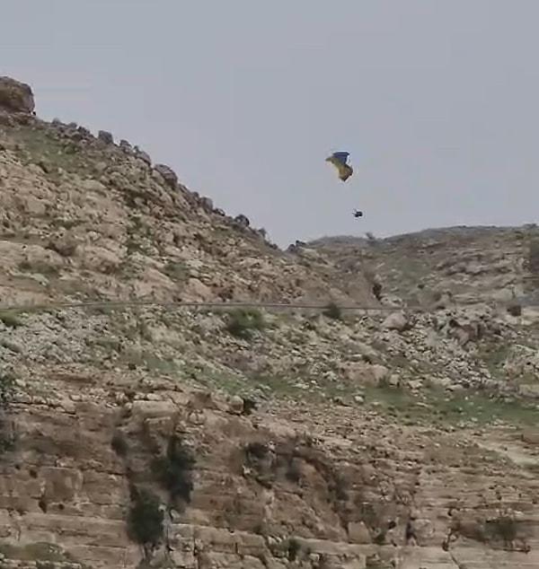Yamaç paraşütü etkinliğinde gösteri uçuşu için havalanan paraşütçü R.U.A., ters rüzgarın etkisiyle etkinlik alanında bulunan kayalık alana çakıldı.