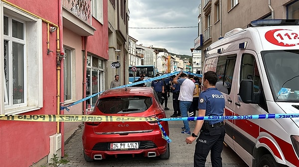 Olay, Kütahya'nın Yunus Emre Mahallesi'nde bir berber dükkanında meydana geldi. Eşinin dedikodusunun yapıldığı iddiası üzerine dükkana giden Rıdvan K., berber Necmi Arslan ve müşterisi İsmail Erden'le tartıştı.