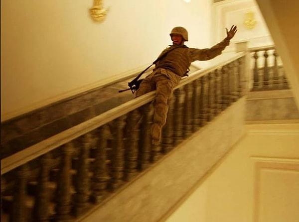 1. 2003'te Saddam Hüseyin'in sarayında merdivenlerden kayan bir Amerikan askeri.
