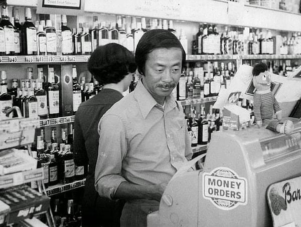 2. Güney Vietnam'ın düşmesinin ardından Amerika Birleşik Devletleri'ne yerleşiğ Los Angeles'ta bir içki dükkanında çalışan Güney Vietnam'ın eski Başbakanı Nguyễn Cao Kỳ. (1977)