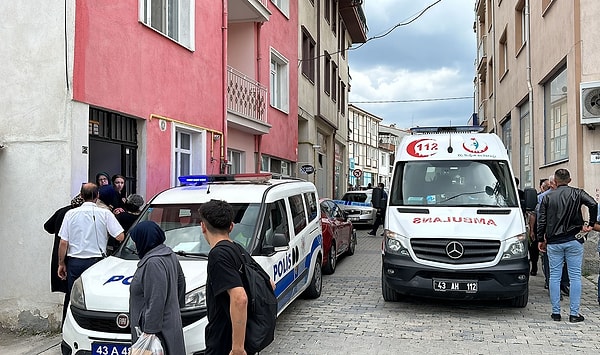 İhbar üzerine olay yerine polis ve sağlık ekipleri sevk edildi. Ekipler Arslan ve Erden'in hayatını kaybettiğini belirledi.