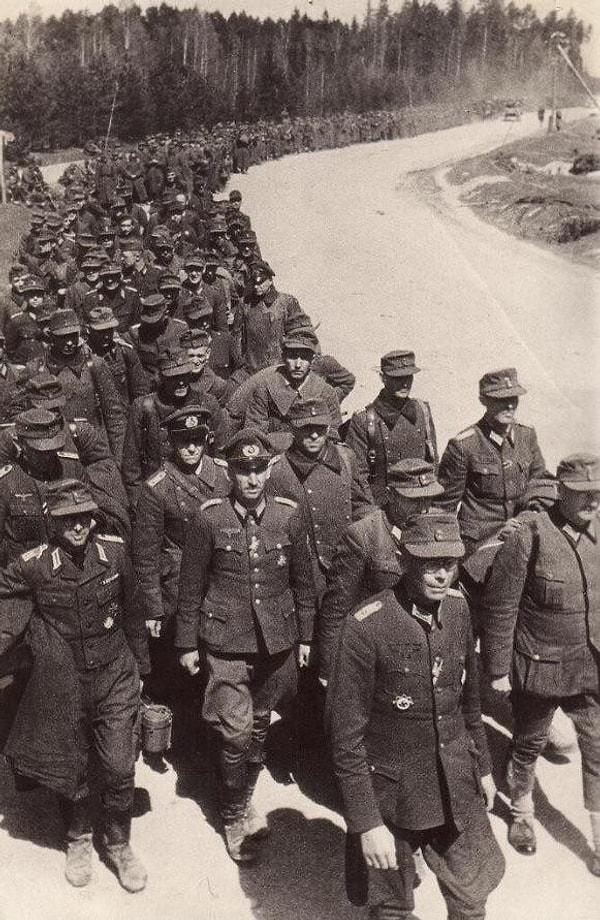 6. Teslim olan binlerce Alman birlikleri otoban boyu yürüyor. (9-10 Mayıs 1945)