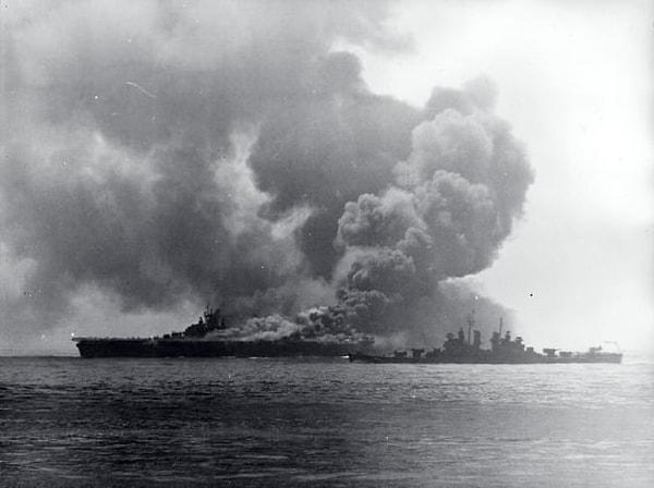 9. Bunker Hill savaş gemisine yardım ederken, Okinawa açıklarında 2 Kamikaz tarafından vurulduktan sonra yoğun siyah duman içinde kalan USS Pasadena savaş gemisi. Saldırıda 393 denizci ve uçak mürettebatı öldü ya da kayboldu. ( 11 Mayıs 1945)