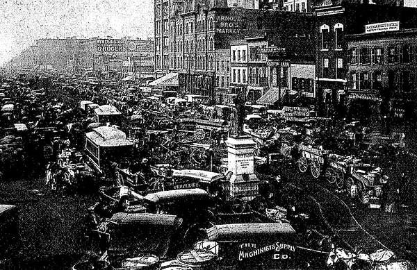 Chicago'da 1 Mayıs 1886'da, işçi sendikaları tarafından 8 saatlik iş günü talebiyle genel grev çağrısı yapıldı.