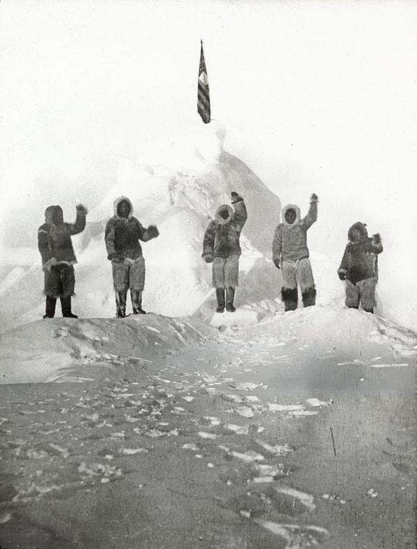 15. Robert Peary Kuzey Kutbu'nda Amerikan Bayrağını alkışlarken. Peary Amerikalı bir kaşifti ve coğrafi Kuzey Kutbuna ilk ulaşan kişi olduğunu iddia ediyordu. Daha sonra Peary'nin iddiası, keşif gezisinin ana sponsorlarından biri olan National Geographic Society tarafından onaylandı. (Arktik 1909)