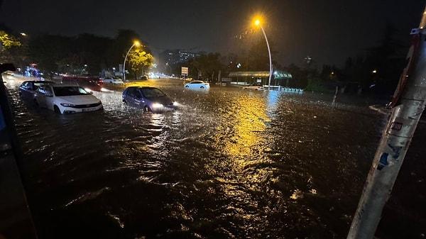 Yağış nedeniyle evler ve metroları su basarken, göle dönen yollarda araçlar güçlükle ilerleyebildi.